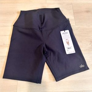 Brand new Alo High-Waist Biker Short